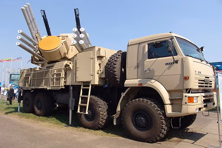 Giới chuyên gia Nga cho rằng, hiện nay, tổ hợp phòng không tầm thấp Pantsir-S1 của Nga là tốt nhất trên thế giới theo tiêu chí tỷ lệ chi phí và hiệu quả hoạt động. Nó đặc biệt phù hợp với việc đánh chặn các mục tiêu là tên lửa hành trình, ví dụ như Tomahawk của Mỹ. Nguồn ảnh: Oryx Blog.