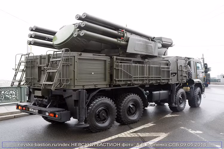 Thông tin Nga cung cấp 40 tổ hợp Pantsir-S1 Syria chắc chắn có ít nhiều liên quan đến vụ không kích bằng tên lửa của Israel vào căn cứ không quân T-4 của quân đội Syria tại tỉnh Homs. Đáng nói hơn là có hơn một nửa số tên lửa Isarel bị phòng không Syria đánh chặn khi chưa kịp tới mục tiêu. Nguồn ảnh: nevskii-bastion.