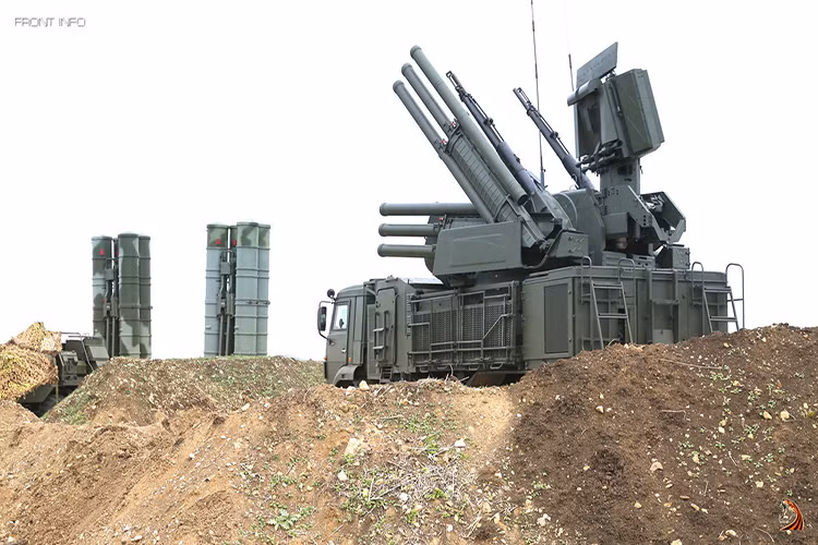 Trước đây thông tin về các tổ hợp phòng không Pantsir-S1 của Syria thường chỉ xuất hiện tại hai căn cứ của Nga ở nước này là căn cứ không quân Hmeymim và căn cứ hải quân Tartus thuộc tỉnh Latakia. Các tổ hợp phòng không này cũng ít xuất hiện trong thời gian gần đây. Nguồn ảnh: front info.