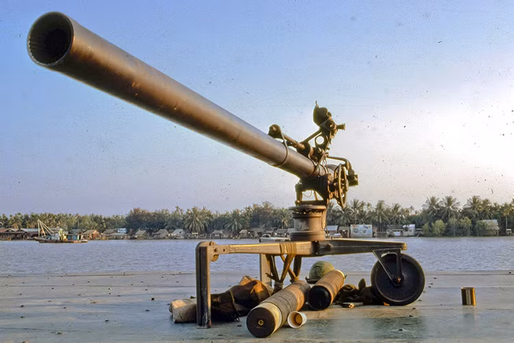 Súng không giật M40 “recoilless rifle” là loại vũ khí chống tăng dành cho bộ binh được Quân đội Mỹ giới thiệu vào giữa những năm 1950. Mặc dù cỡ nòng chính xác là 105 mm nhưng nó lại được mô tả bằng con số 106 mm để tránh việc phát nhầm đạn 105 mm không tương thích của “người tiền nhiệm” M27 thất bại trước đó. Nguồn ảnh: Pinterest.