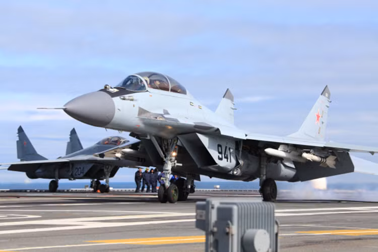 Xét về vòng đời, cả MiG-29 và F/A-18 đều khá tương đồng khi cả hai dòng máy bay này đều được phát triển và đưa vào trong sử dụng trong cuối những năm 1980 và đầu những năm 1990. Tuy nhiên lợi thế của F/A-18 trong một trận không chiến ở Syria này rõ ràng hơn hẳn so với MiG-29. Nguồn ảnh: hushkit.net.