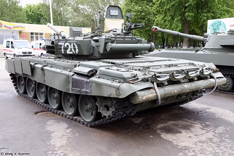 Với việc lần đầu tiên tham gia Tank Biathlon, đội tuyển Việt Nam ít nhiều sẽ phải có thời gian làm quen với những chiếc T-72B3, không chỉ trong vận hành mà còn cả cách điều khiển hệ thống vũ khí trên xe. Bởi dòng xe tăng này khác hoàn toàn với những chiếc T-54/55 mà quân đội ta đang được trang bị. Nguồn ảnh: Vitaly-Kuzmin.