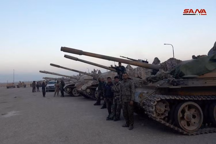 Dàn xe tăng và xe bọc thép của Jaysh al-Islam, trong đó số lượng lớn là xe tăng T-72, đây được xem là “món quà” không ngờ dành cho Quân đội Syria sau khi tiến đánh Đông Qalamoun. Ảnh: SANA.