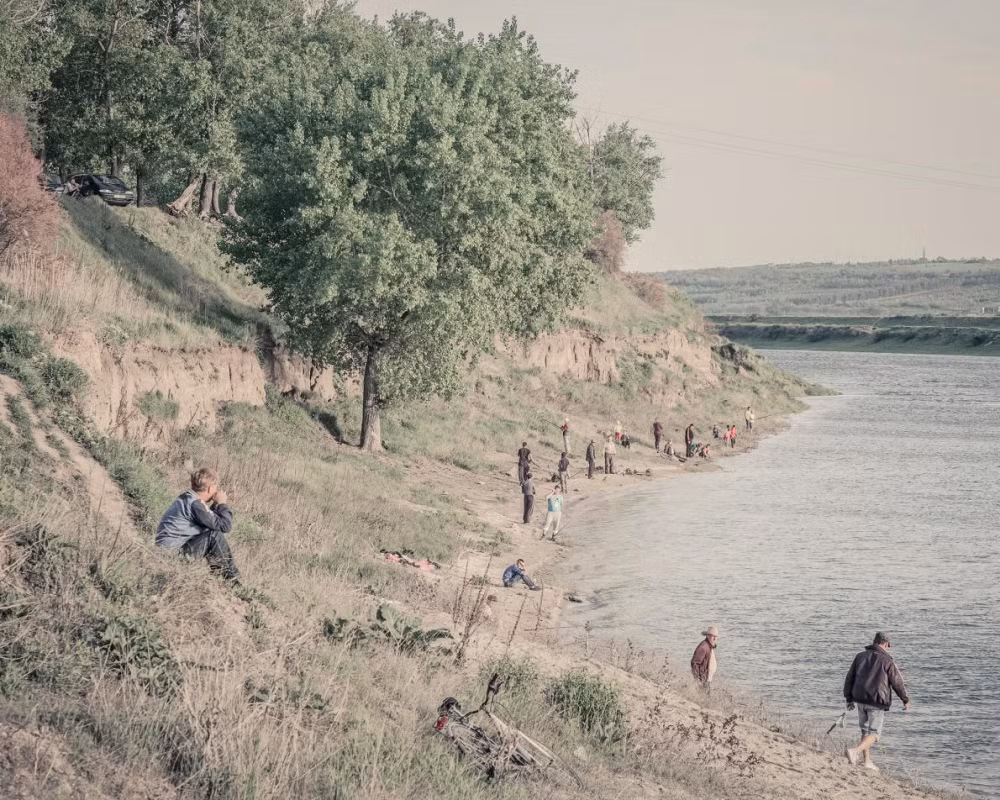 Người dân câu cá trên sông Dniester.