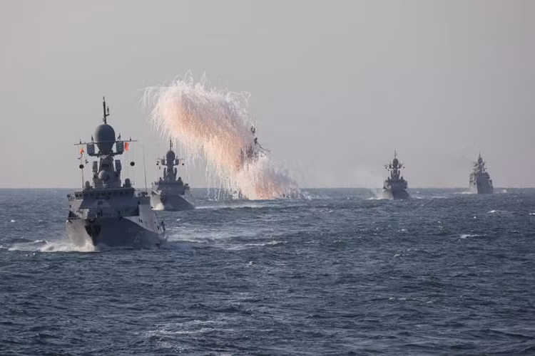 Bên cạnh các tàu Buyan và Buyan-M, Hạm đội Caspian còn được trang bị hai tàu hộ vệ tên lửa lớp Gepard có lượng giãn nước gần 2.000 tấn, tuy nhiên các tàu này chỉ được trang bị tên lửa chống hạm Kh-35 chứ không đa nhiệm như các tàu Buyan-M. Nguồn ảnh: topwar.ru.