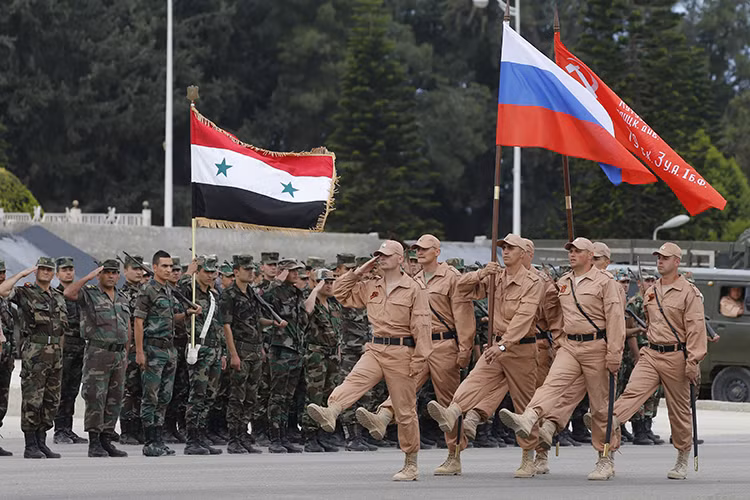 Cường quốc quân sự tiếp theo đứng một mình một phe ở chiến trường Syria chính là Nga, cường quốc quân sự lớn thứ 4 thế giới với ngân sách quốc phòng hàng năm ước tính chỉ hơn 61 tỷ USD. Tuy nhiên, về năng lực quân sự họ chỉ đứng sau Mỹ. Nguồn ảnh: New Europe.