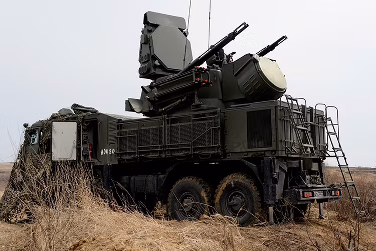 Bản thân Quân đội Nga từ lâu đã xem Pantsir-S1 như một trang bị tiêu chuẩn cần phải có trong các tổ hợp S-400 tham gia trực chiến, và ví dụ điển hình như cho nhận đình này là sự xuất hiện của Pantsir-S1 tại Syria hay ở bán đảo Crimea. Nguồn ảnh: Sputnik.