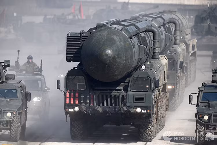 Theo tuyên bố của Thượng tướng Oleg Salyukov, Tư lệnh Lục quân Nga, chỉ huy cuộc diễu binh trên Quảng trường Đỏ cho biết, lễ duyệt binh vào ngày 9/5 tới sẽ có sự hiện diện của xe chiến đấu hỗ trợ tăng BMPT-72 “Terminator 2”, biến thể mới của tổ hợp phòng không Tor-M2, xe bọc thép đa năng VPK-233136, xe bọc thép Ural -432009, cùng nhiều phương tiện chiến tranh khác. Nguồn ảnh: RIA Novosti.