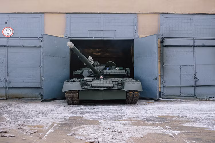 Sau khi được lắp ráp hoàn chỉnh, T-80 sẽ được đưa đến bãi thử nghiệm, để được tái biên chế trong quân đội, những chiếc T-80 sau hiện đại hóa phải vượt qua 100 km với cây cối, hào và hàng rào. Nguồn ảnh: Mary Gelman