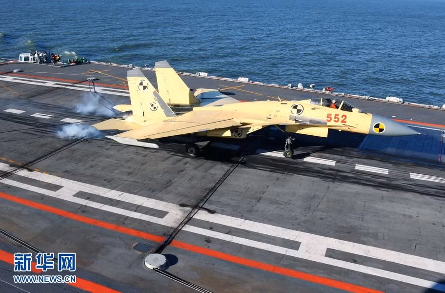 Ảnh: Biến thể sử dụng trên tàu sân bay của J-15. Nguồn ảnh: News.cn