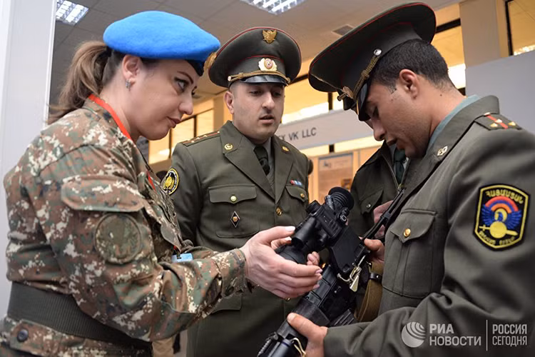 Binh sĩ Armenia với mẫu súng bắn tỉa AS Val được giới thiệu tại ArmHiTec-2018. Nguồn ảnh: RIA.