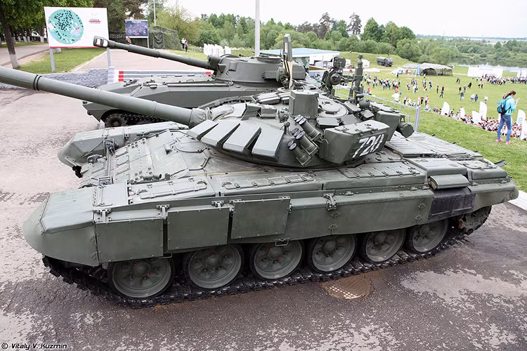 Ở gói nâng cấp T-72B3, Nga tập trung chủ yếu vào việc nâng cấp động cơ, thay hệ thống điều khiển hỏa lực và cải tiến một số thành phần khác. T-72B3 được đánh giá là đã tiệm cận với sức mạnh T-90A. Tuy vậy chúng vẫn chưa thực sự hoàn hảo như T-90A. Nguồn ảnh: Vitaly-Kuzmin.