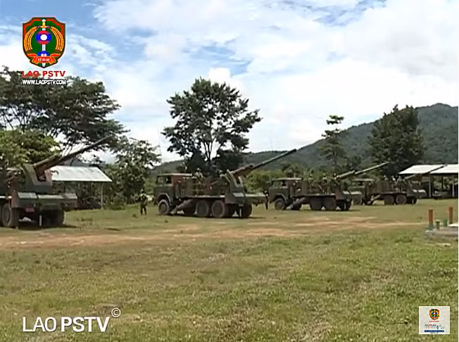 Kênh truyền hình LaoPSTV (Lào) mới đây đăng tải đoạn video ghi lại nhiều hình ảnh khiến giới quân sự khu vực Đông Nam Á ngỡ ngàng – Quân đội Lào bất ngờ có trong tay các khẩu pháo tự hành CS/SH-1 do Trung Quốc sản xuất. Nguồn ảnh: LaoPSTV