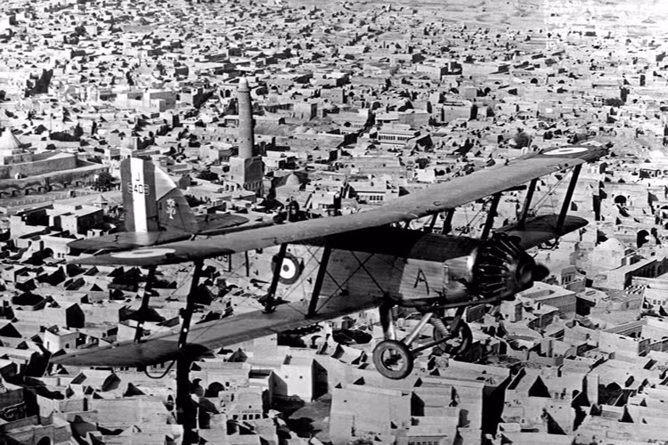 Chiếc Westland Wapiti IIa của phi đội 30, Không quân Hoàng gia Anh bay trên bầu trời thành phố Mosul, Iraq. Bức ảnh chụp năm 1932.