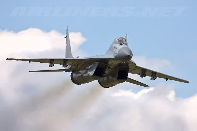 Ngược lại hoàn toàn so với F/A-18E/F, những chiếc MiG-29 9.12B của Không quân Syria không chỉ thua về số lượng mà cả chất lượng, bản thân chúng trong thời gian gần đây cũng chưa đại tu hay nâng cấp. Dù vậy bản thân những chiếc MiG-29 Fulcrum do Liên Xô phát triển trước đây khi được sinh ra đã được thiết kế để chống lại chiến đấu cơ NATO nên nó vẫn có những lợi thế nhất định. Nguồn ảnh: Airliners.net.