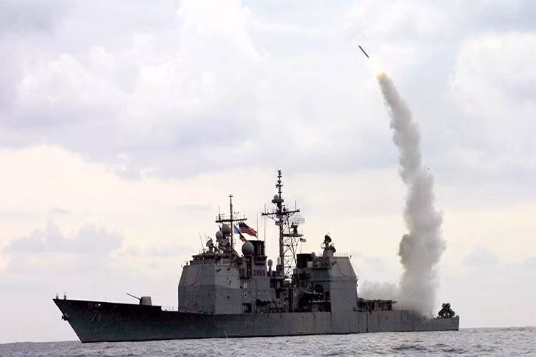 “Thực ra Mỹ không có nhiều phương án cho một cuộc không kích Syria, trong đó khả thi nhất vẫn là việc sử dụng tên lửa hành trình Tomahawk phóng từ các khu trục hạm hay tàu ngầm trên biển, ngoài ra còn có tên lửa JASSM-ER phóng từ trên không với các phi đội máy bay Mỹ bố trí tại Trung Đông”, Murakhovski cho biết. Nguồn ảnh: Sputnik.