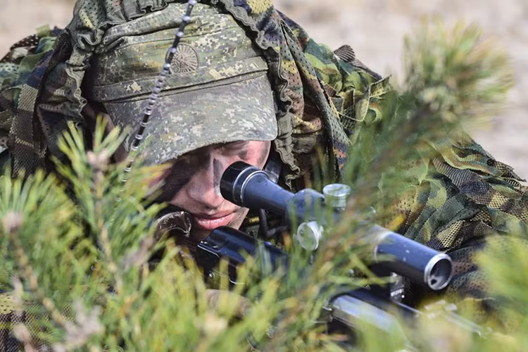 Hỗ trợ từ xa là lính bắn tỉa Nga với súng trường bắn tỉa Dragunov SVD, mẫu súng này có tầm bắn lên đến 1.300 mét. Nguồn ảnh: Bộ Quốc phòng Nga.