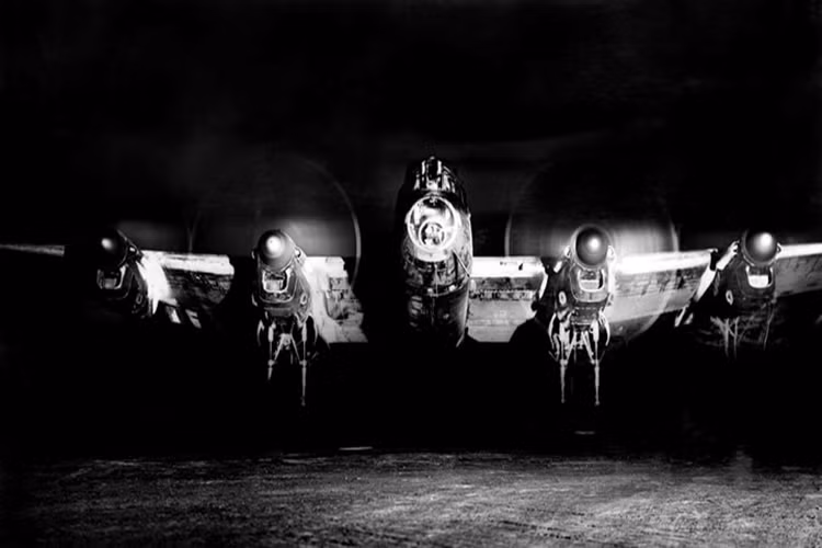 Chiếc Avro Lancaster BI (R5729 / KM-A), thuộc phi đội 44 trước khi khởi hành cho một cuộc đột kích vào Berlin năm 1944.