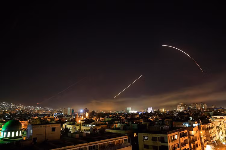 Sau một giờ không kích ác liệt, cả Mỹ và Syria đều tuyên bố mình chiến thắng. Trong đó Syria tuyên bố bắn hạ 71 trên 105 tên lửa được bắn ra. Còn phía liên quân lại tuyên bố tất cả các tên lửa được phóng ra đều tấn công chính xác mục tiêu. Nguồn ảnh: The National.