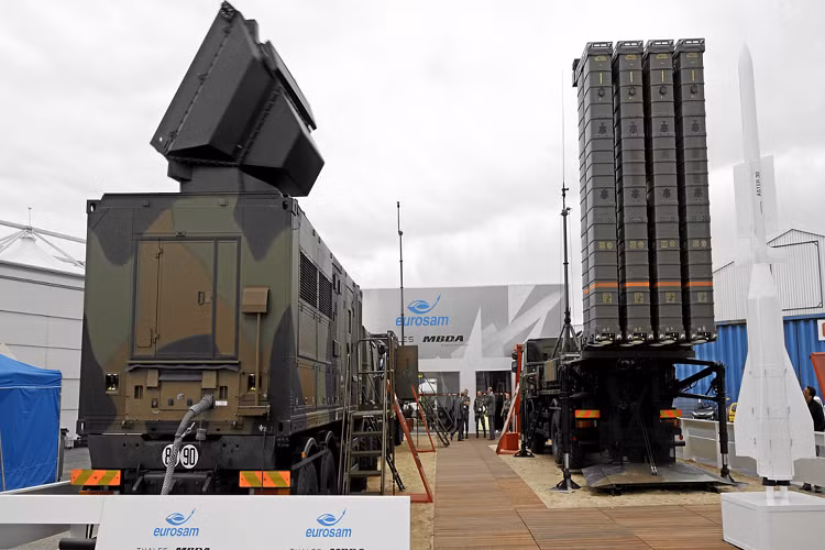 Một khẩu đội tên lửa phòng không SAMP/T gồm: Một xe chỉ huy và kiểm soát; xe radar điều khiển hỏa lực Arabel và 6 xe phóng tự hành TEL. Trong ảnh là đài radar kiểm soát hỏa lực Arabel thiết kế với anten mạng pha có thể giám sát, theo dõi và dẫn đường tên lửa. Nguồn ảnh: Quwa.