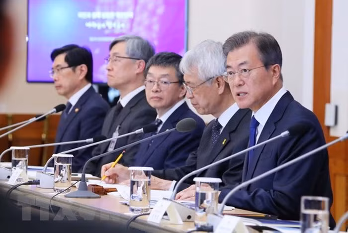 Tổng thống Hàn Quốc Moon Jae-in (phải) trong cuộc họp tại thủ đô Seoul ngày 18/4. Ảnh: Yonhap/TTXVN