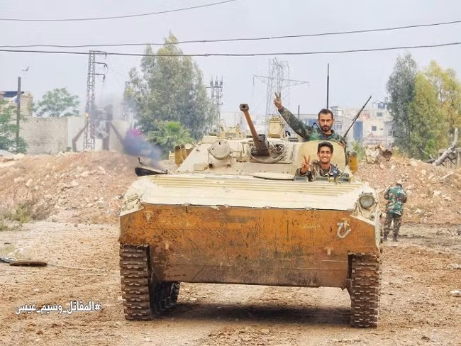 Quân đội Syria chủ lực là lữ đoàn 105 Vệ binh Cộng hòa và quân tình nguyện Palestine đột phá thành công chiến tuyến phòng ngự kiên cố của phiến quân IS trong các quận Al-Qadam và Hajar Al-Aswad. Ảnh: Masdar News.