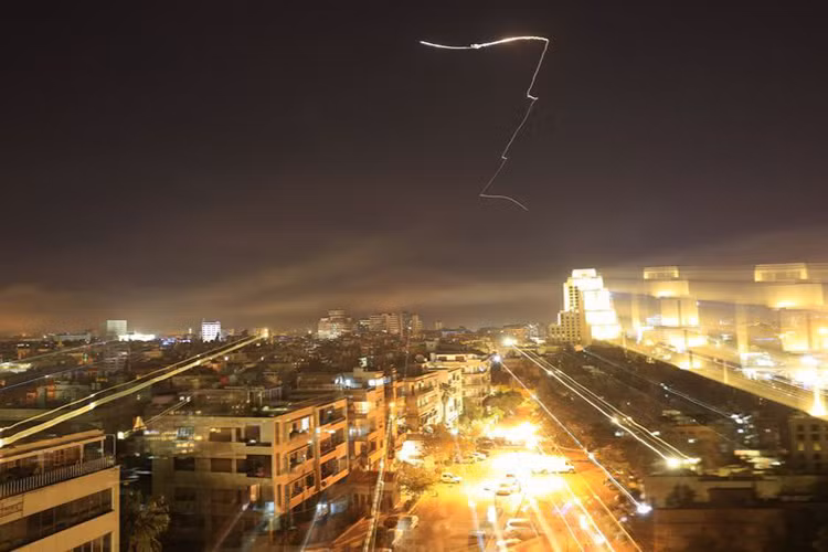 Theo thông báo mới nhất của Bộ Quốc phòng Nga, trong vụ không kích vào Syria của Mỹ và đồng minh trong đêm 14/4, lực lượng phòng không Syria đã bắn hạ thành công 71 tên lửa hành trình trong tổng số 103 tên lửa họ phát hiện được chiếm khoảng 70%. Đây là một con số ấn tượng đối với một lực lượng phòng không vốn đã rệu rã sau hơn 7 năm nội chiến. Nguồn ảnh: Indian Express.