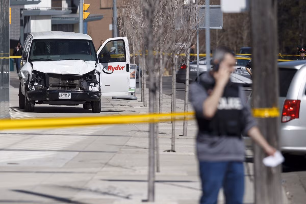 Hiện trường vụ lao xe vào đám đông ở Canada. Ảnh: Vox.