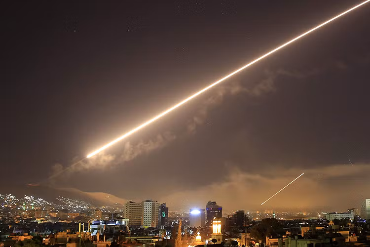 Ngay sau vụ không kích, Nga cũng đưa ra tuyên bô xem xét lại khả năng chuyển giao cho Syria các tổ hợp phòng không tầm xa S-300 hiện đại, vốn bị đình trệ dưới áp lực từ Mỹ và Israel trong những năm trước đó. Mô hình chung, Mỹ và đồng minh đã tự làm khó mình trong cuộc chiến này. Nguồn ảnh: Indian Express.