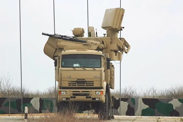 Mắc xích cuối cùng của lưới lửa giúp phòng không Syria bắn hạ tên lửa hành trình Israel chính là các tổ hợp tên lửa - pháo phòng không Pantsir-S1, đây là loại vũ khí phòng không tầm thấp có khả năng tác chiến cơ động cực cao và được xem là khắc tinh của các loại tên lửa hành trình kể cả Tomahawk của Mỹ. Nguồn ảnh: Oryx Blog.