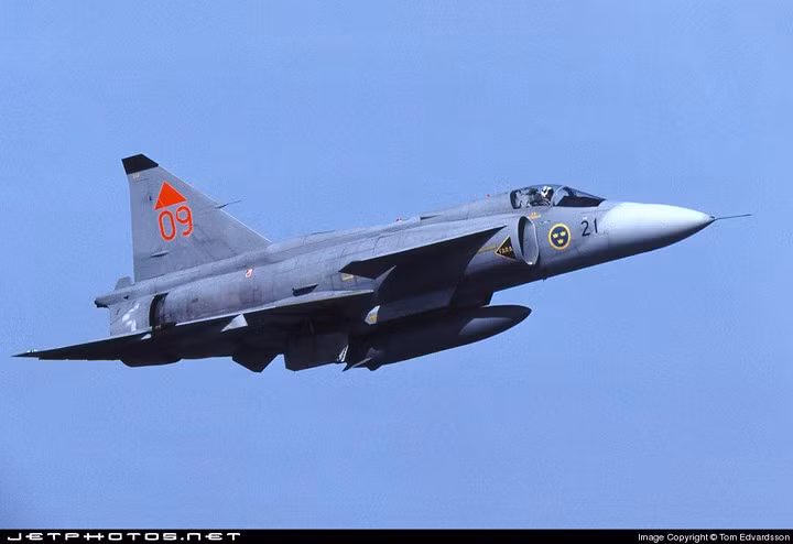 Saab 37 Viggen có trọng lượng rỗng 9.500kg; trọng lượng cất cất cánh tối đa 20.000 kg.