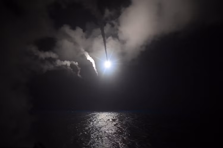 Hiện vẫn chưa rõ có bao nhiêu tên lửa Tomahawk hay JASSM tham gia không kích Syria, trong đó Tomahawk được triển khai từ ba tàu khu trục hạm USS Higgins, USS Donald Cook và USS Porter tất cả chúng đều thuộc lớp tàu Arleigh Burke. Còn JASSM được triển khai từ máy bay ném bom chiến lược B-1 Lancer. Nguồn ảnh: Time.