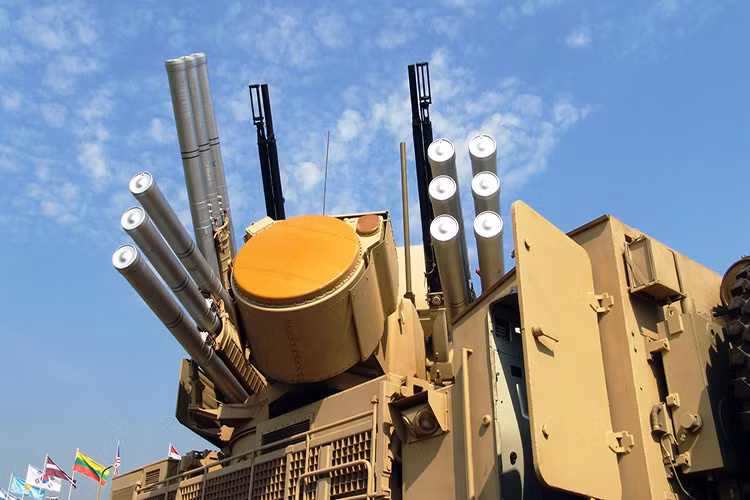 Mỗi tổ hợp phòng không Pantsir-S1 được trang bị bộ đôi vũ khí gồm pháo phòng không cao tốc 30mm 2A38M và tên lửa đất đối không 57E6-E với tầm tác chiến hiệu quả từ 4-20km. Riêng pháo phòng không cao tốc 2A38M có tốc độ bắn lên đến 2.500 phát/phút. Oryx Blog.
