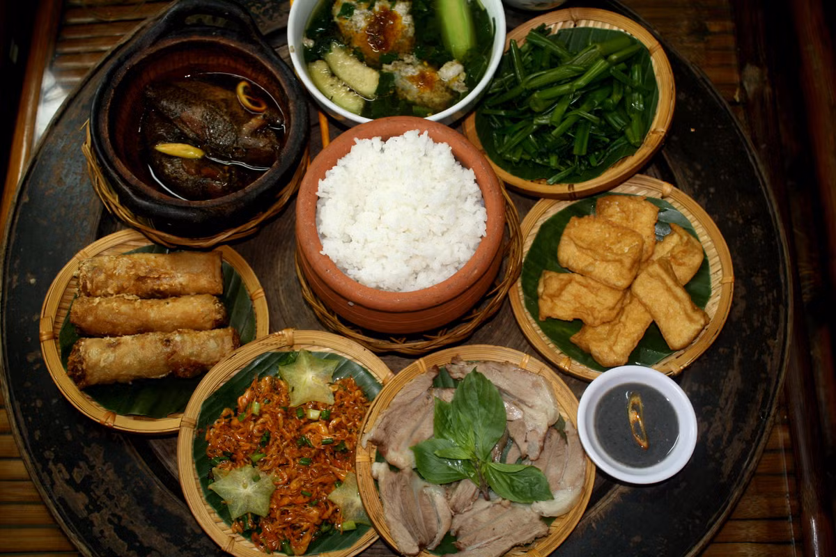 Không để đồ ăn ở nhiệt độ phòng trong thời gian dài: Đồ ăn để ở nhiệt độ phòng trong thời gian dài là một trong những nguyên nhân gây ngộ độc thực phẩm. Vì trong nhiệt độ phòng, các loại vi khuẩn có nhiều điều kiện để sinh sôi, phát triển. 