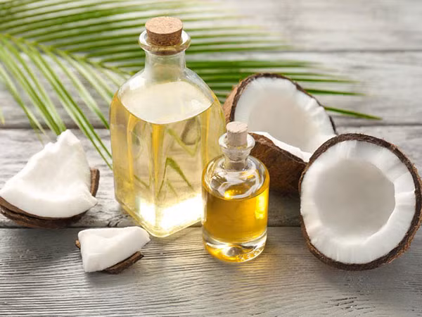 10. Dầu dừa: Nghiên cứu đã cho thấy loại chất béo trong dầu dừa có khả năng làm giảm đáng kể tổng lượng chất béo dự trữ của cơ thể, ngay cả khi bạn đang bị thừa calo. Ảnh: Boldsky.
