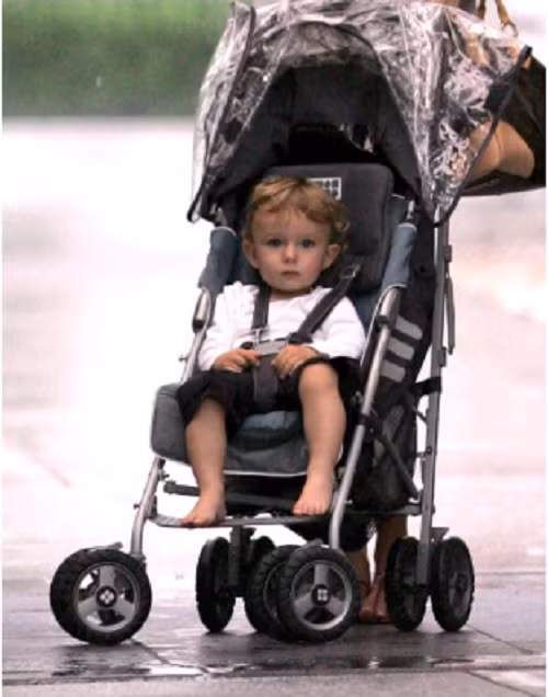 Barron Trump có 4 anh chị cùng cha khác mẹ là: Donald Jr. (38 tuổi), Ivanka (35 tuổi), Eric (32 tuổi) và Tiffany (23 tuổi). Sở hữu vẻ bề ngoài quá giống ông bố nổi tiếng, nên Barron thường được gọi là "Donald nhỏ" hay "Donald Trump phiên bản nhí". Ảnh nguồn: gettyimages.com