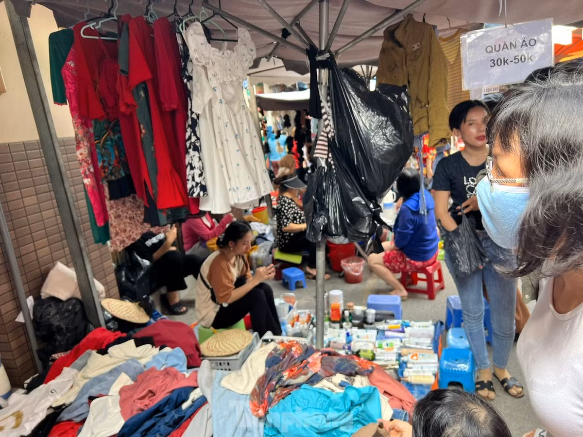 Khu vực đồ si ở chợ Bàn Cờ khá rộng, bán tới tới muộn và giá cực mềm nên luôn đông khách.