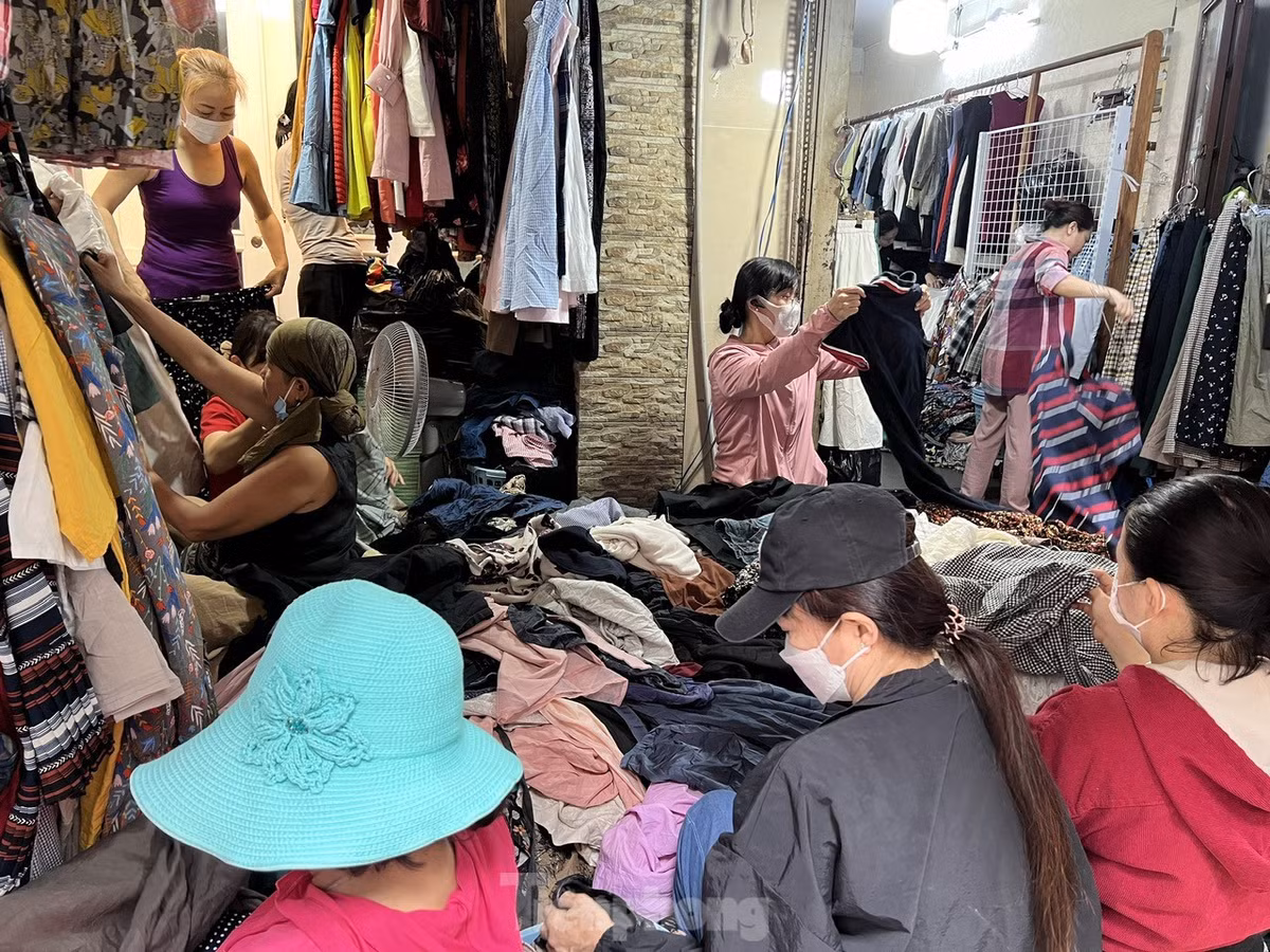 Tại chợ Bàn Cờ (quận 3, TPHCM) có một khu vực chuyên kinh doanh thời trang đã qua sử dụng. Giới chuyên săn hàng này thường gọi đây là đồ si hay hàng thùng, đa số được nhập từ các nước về Việt Nam.