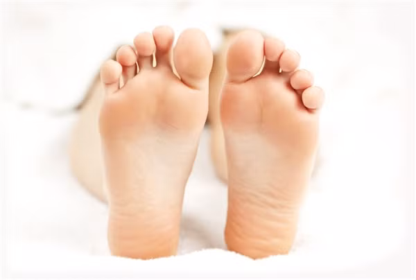 Lòng bàn chân có vân hình xoáy là phụ nữ có tài. Về sau, họ được sống trong giàu sang và công danh ngày càng thăng tiến.