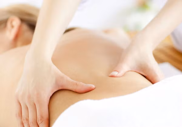 Để có lợi, phụ nữ nên giữ ấm vùng thắt lưng. Nếu có hiện tượng đau thắt lưng kéo dài, không rõ nguyên nhân thì nên đi khám. Tuyệt đối không tự ý xoa bóp để giảm đau, nhất là trong kỳ kinh nguyệt.