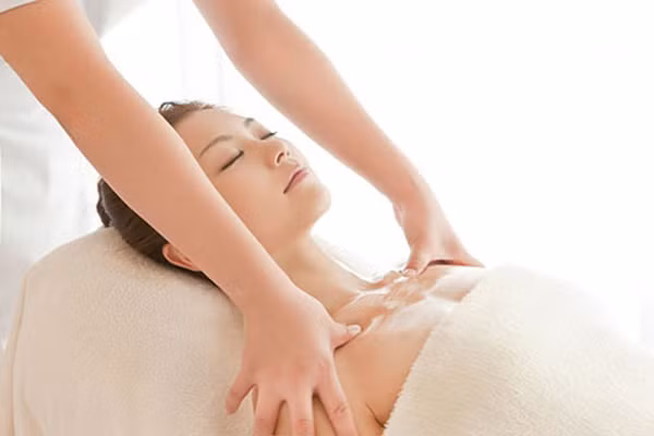 Tác dụng của xoa bóp là điều dễ thấy. Tuy nhiên, có những vị trí cực nhạy cảm, phụ nữ nên tránh để người khác động chạm như vùng nhũ hoa. Thực tế, ngày càng có sự gia tăng các bệnh về ngực. Nhiều người khi phát hiện sự xuất hiện của các nốt sần, chai cứng sẽ đến các tiệm massage để xoa bóp, muốn thông tuyến vú.