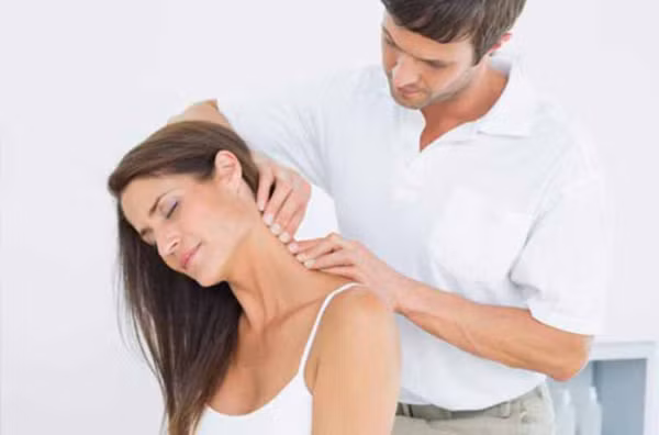 Tăng cường sức khỏe. Theo y học cổ truyền, xoa bóp thông qua tác động vào các huyệt, kinh lạc (kinh cân) có thể đuổi được ngoại tà, điều hòa được dinh vệ, thông kinh hoạt lạc và điều hòa chức năng tạng phủ. Nhờ vậy, sức khỏe được tăng cường.