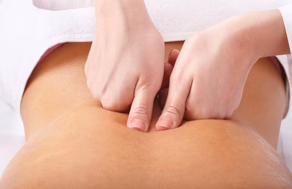 Thắt lưng. Thắt lưng phụ nữ là vị trí rất nhạy cảm, “trung tâm sức khỏe” quan trọng. Bộ phận này tập trung nhiều mạch máu, dây thần kinh. Nếu không may bị tổn thương, bạn gái có thể bị đau lưng, thậm chí đối diện nguy cơ tê liệt.