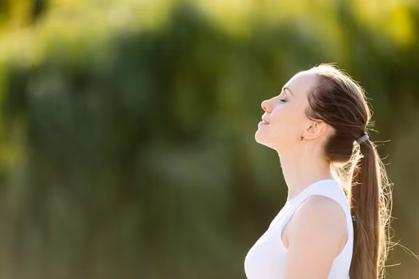 Tập hít thở sâu rất có lợi cho sức khỏe phổi. Những động tác hít vào thở ra sẽ giúp nâng cao dung tích phổi. Ngoài ra, thực hiện các bài tập aerobic chậm như đi bộ, Thái Cực Quyền cũng giúp tăng dung tích phổi, cải thiện chức năng phổi.