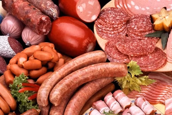 Nitrat khi đi vào cơ thể chuyển hóa thành nitrit. Một mặt, nitrit có thể thúc đẩy sản xuất oxit nitric làm giảm huyết áp. Mặt khác, chúng có thể chuyển hóa thành nitrosamine có hại, thậm chí có thể gây ung thư.