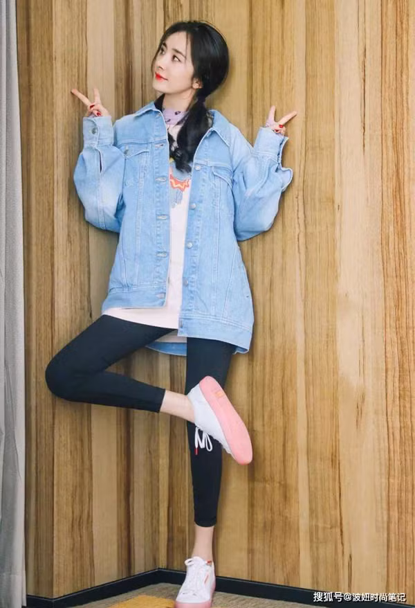 Áo khoác denim + quần cá mập. Mỗi món đồ trong outfit này đều không quá đặc biệt song kiểu dáng cơ bản này hợp với hầu hết dáng người. Chất liệu denim mang tới vẻ thời thượng. Trong khi đó, áo phông và “quần cá mập” giúp người mặc có vẻ ngoài trẻ trung, năng động.