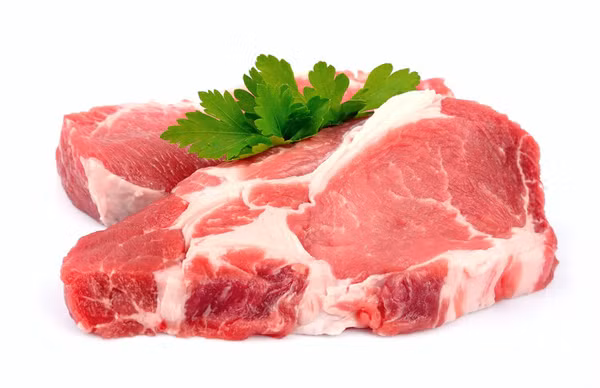 Để ăn thịt lợn an toàn, bạn nên chọn mua ở địa chỉ uy tín, có dấu kiểm dịch. Khi chọn, chị em có thể đánh giá chất lượng thông qua màu sắc bên ngoài, độ đàn hồi và mùi thịt. Thịt lợn ngon sẽ có màu đỏ hoặc hồng nhạt, sờ vào mềm mịn, dính và có độ đàn hồi cao.