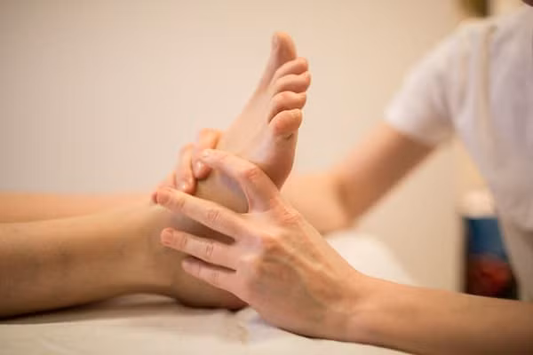 Ngược lại, mắt cá chân lạnh chứng tỏ thận suy yếu. Xoa bóp huyệt thái khê sẽ giúp nâng cao nguyên khí cho thận. Lưu ý, bấm huyệt thái khê không được tác động lực quá mạnh vì có thể gây bầm tím và tổn thương huyệt bên trong.