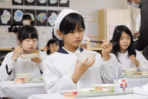 Thành phố ở Nhật thêm bún bò Huế vào thực đơn cho học sinh - Hình 2 Thanh pho o Nhat them bun bo Hue vao thuc don cho hoc sinh-Hinh-2
