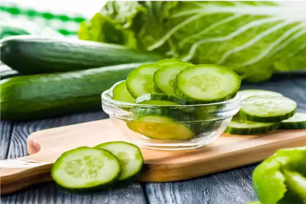 Dưa chuột. Dưa chuột chứa 95% nước và 128 g dưa chuột chỉ chứa 16 calo, giúp giữ cho cơ thể đủ nước. Bạn không nên gọt vỏ khi ăn vì nó chứa vitamin C - chất chống oxy hóa giúp chống lại bệnh ung thư da do tia UVA/UVB gây ra. (Ảnh: istock)
